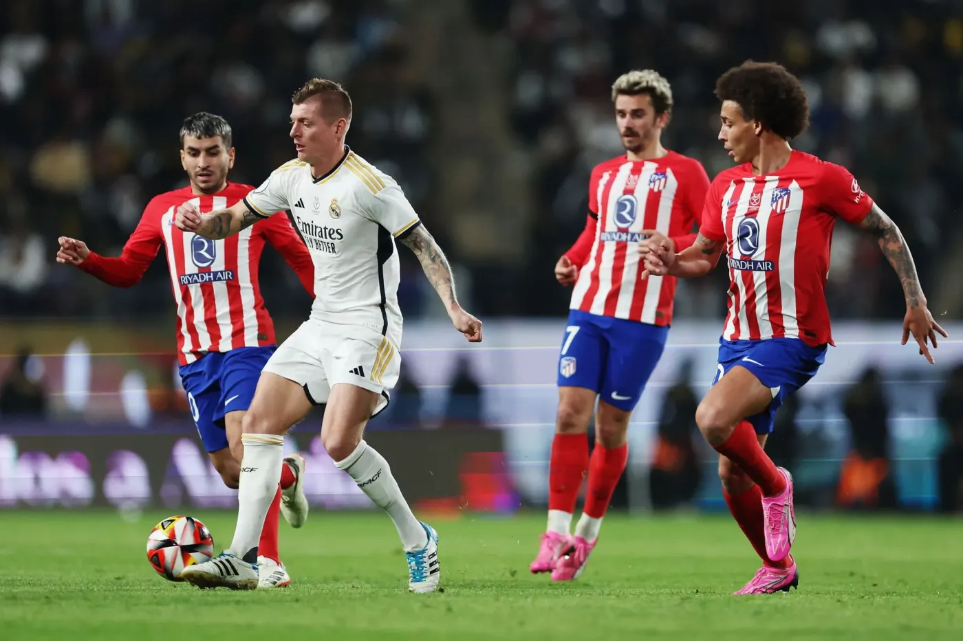 Atlético Madrid đấu với Real Madrid